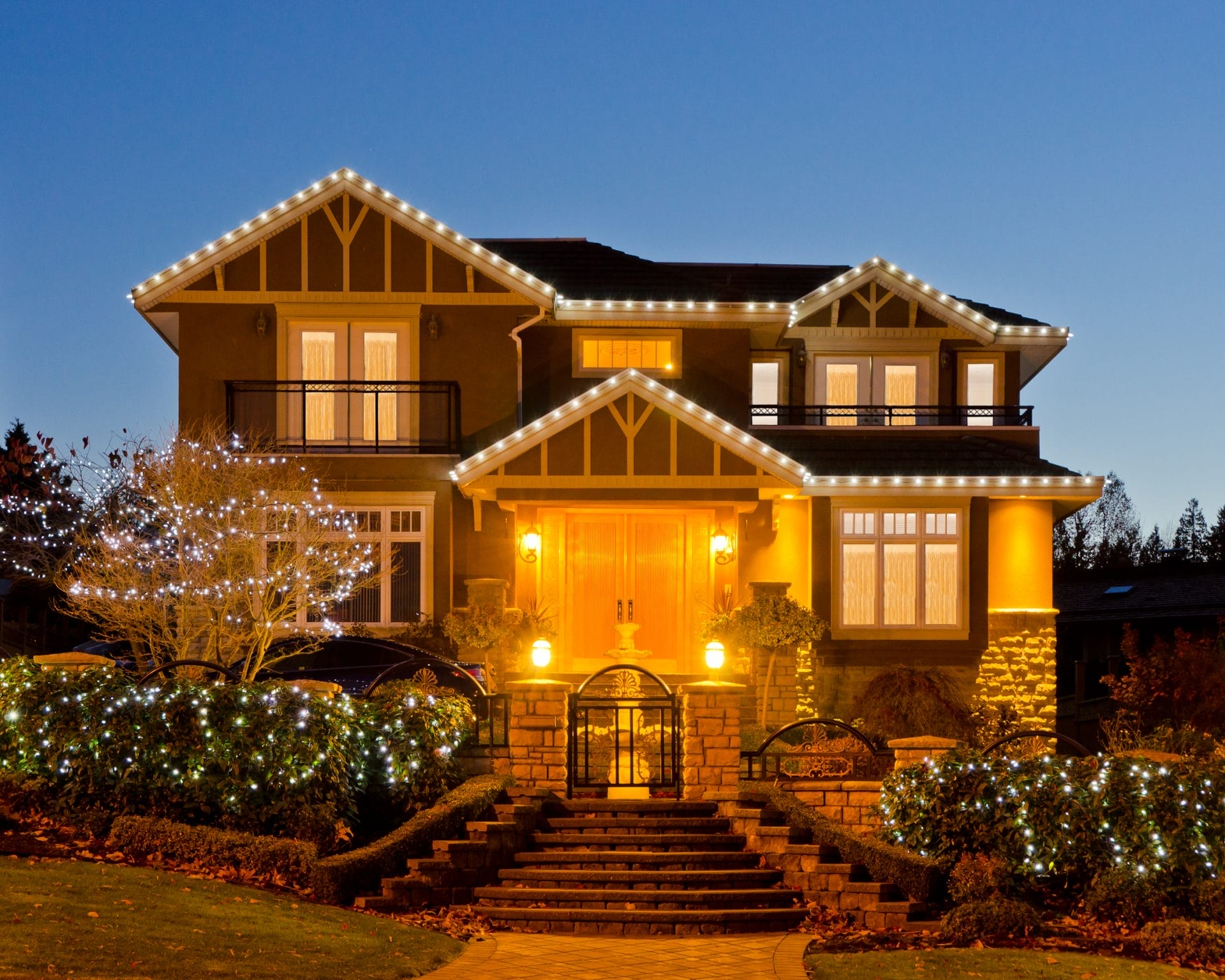 The Ultimate Guide to Holiday Lighting for Your Outdoor Space